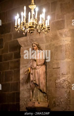 Sculpture de la Vierge Marie, Abbaye de Caunes-Minervois, datant du VIIIe siècle, département de l'Aude en Occitanie, France Banque D'Images