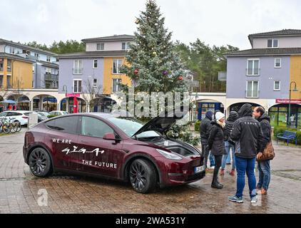 02 janvier 2024, Brandenburg, Grünheide : un véhicule électrique Tesla Model y se tient sous la pluie lors de l'événement d'information «Road Show» organisé par le constructeur de voitures électriques américain Tesla sur la place du marché. Le constructeur de voitures électriques américain Tesla organise un Road show pour promouvoir l’expansion prévue de son site d’usine. La série de cinq événements d'information pour les résidents locaux a commencé mardi à Grünheide dans le Brandebourg. L'usine automobile est située dans la municipalité. Tesla veut construire un dépôt de fret, des entrepôts et une garderie sur un site adjacent. Photo : Patrick Pleul/dpa Banque D'Images