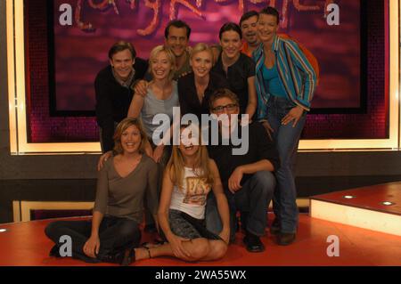 Deutsche Fernsehserie Comedy Ladykracher hier das Team UM Moderatorin Anke Engelke mit Bettina Lamprecht, Kai Lentrodt, Christoph Maria Herbst, Matthias Matschke, Lena Dörrie, Dana Golombek, Julia Stinshoff, Sandra Borgmann, Deutschland 2002. Banque D'Images