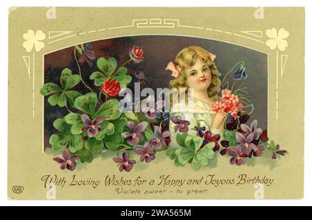 Original Edwardian ère carte de voeux d'anniversaire de jeune fille parmi les violettes tenant bouquet de fleurs roses, publié E.A. Schwerdtfeger Co. Londres. Publié le 14 mai 1910, Brighton. Banque D'Images