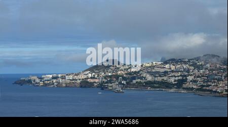 Vue des nuages sur Funchal Madère, l'océan et les montagnes du front de mer Banque D'Images