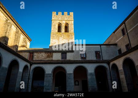 Atrium du 18e siècle de l'abbaye de Caunes-Minervois, datant du VIIIe siècle, département de l'Aude en Occitanie, France Banque D'Images