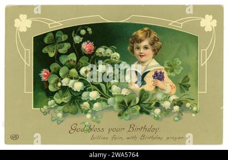 Carte d'anniversaire édouardienne originale, jeune garçon en costume de marin tenant un bouquet de violettes, lys de fleurs de vallée, publié E.A. Schwerdtfeger Co. Londres. Daté/publié le 7 juillet 1910, Royaume-Uni Banque D'Images