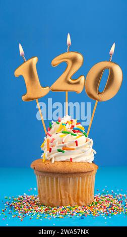 Gâteau d'anniversaire avec bougie numéro 120 - fond bleu Banque D'Images