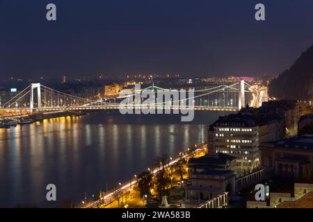 Hongrie, Budapest, vue sur le Danube vers les ponts Margaret et Liberty la nuit depuis le Bastion des pêcheurs. Banque D'Images