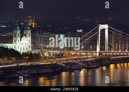 Hongrie, Budapest, regardant vers le pont Elizabeth la nuit. Banque D'Images