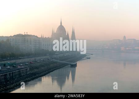 Hongrie, Budapest, bâtiment du Parlement reflété dans le Danube tôt le matin. Banque D'Images