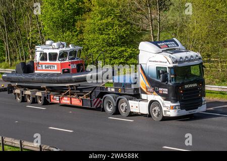 Northern Rib Hire Boat transporter, service de location de bateaux à Lancaster, Angleterre Pluto bateau de sécurité transporté sur SCANIA R-SRS Lclass HGV remorque Banque D'Images