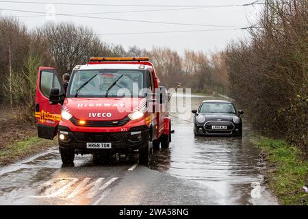 Allerton Bywater, Castleford, Royaume-Uni. 02 janvier 2024. Une camionnette de récupération d'autoroute tire une voiture coincée sur la route inondée causée par des tempêtes et de fortes pluies près de Leeds sur Newton Lane, Fairburn, Castleford, Royaume-Uni, le 2 janvier 2024 (photo de James Heaton/News Images) à Allerton Bywater, Castleford, Royaume-Uni le 1/2/2024. (Photo de James Heaton/News Images/Sipa USA) crédit : SIPA USA/Alamy Live News Banque D'Images