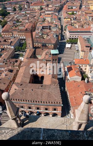 Le centre historique de Crémone vu du haut de Torrazzo, le célèbre clocher de la cathédrale. Banque D'Images