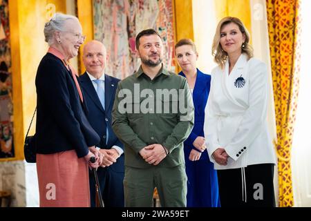 Dossier - la reine Margrethe reçoit le couple présidentiel ukrainien Volodymyr Zelenskyj et Olena Zelenska au château de Christiansborg à Copenhague, Danemark, le lundi 21 août 2023. La reine Denmarks Margrethe a annoncé dans son discours du nouvel an qu'elle abdique le 14 janvier 2024. Le prince héritier Frederik prendra sa place et deviendra le roi Frederik le 10e du Danemark. Banque D'Images