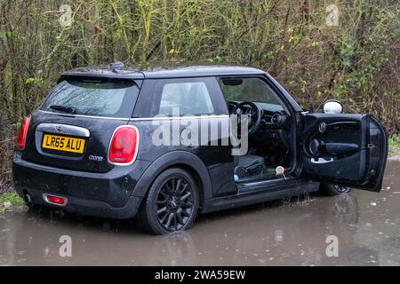 Allerton Bywater, Castleford, Royaume-Uni. 02 janvier 2024. Une voiture est échouée remplie d'eau sur la route inondée causée par des tempêtes et de fortes pluies près de Leeds sur Newton Lane, Fairburn, Castleford, Royaume-Uni, le 2 janvier 2024 (photo de James Heaton/News Images) à Allerton Bywater, Castleford, Royaume-Uni le 1/2/2024. (Photo de James Heaton/News Images/Sipa USA) crédit : SIPA USA/Alamy Live News Banque D'Images