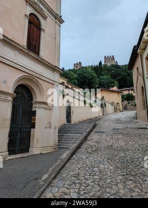 La montée du centre historique de la ville au château de Soave. Banque D'Images