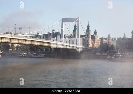 Hongrie, Budapest, vue sur le pont Elisabeth vers l'église paroissiale de la ville intérieure. Banque D'Images