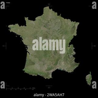 Forme d'une carte satellite à haute résolution de la France, avec échelle de distance et coordonnées de la frontière de la carte, isolé sur noir Banque D'Images