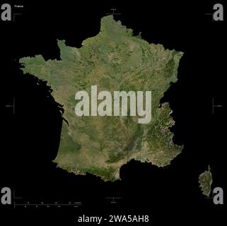 Forme d'une carte satellite à basse résolution de la France, avec échelle de distance et coordonnées de la frontière de la carte, isolée sur noir Banque D'Images