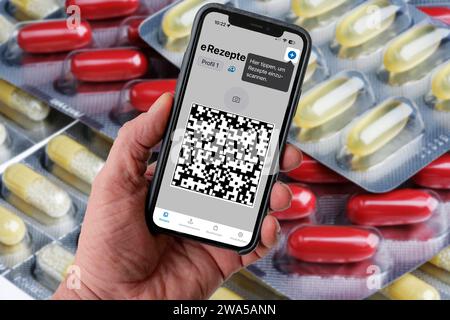 Symbolbild E-Rezept, vom Arzt ausgestelltes Rezept, mit QR-Code, wird per Handy und einer speziellen APP gescnt, in der Apotheke zeigt man Dann Code und damit kann man dort das Rezept, das auf einem IT-Server liegt, abrufen, E-Rezept est scanné par téléphone portable et une APPLICATION spéciale, dans la pharmacie, vous affichez ensuite le code et avec lui, vous pouvez récupérer l'ordonnance là-bas, qui est stockée sur un serveur INFORMATIQUE, E prescription Banque D'Images