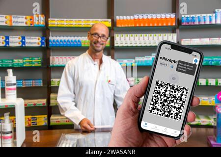 Symbolbild E-Rezept, vom Arzt ausgestelltes Rezept, mit QR-Code, wird per Handy und einer speziellen APP gescnt, in der Apotheke zeigt man Dann Code und damit kann man dort das Rezept, das auf einem IT-Server liegt, abrufen, E-Rezept est scanné par téléphone portable et une APPLICATION spéciale, dans la pharmacie, vous affichez ensuite le code et avec lui, vous pouvez récupérer l'ordonnance là-bas, qui est stockée sur un serveur INFORMATIQUE, E prescription Banque D'Images