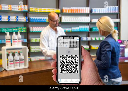 Symbolbild E-Rezept, vom Arzt ausgestelltes Rezept, mit QR-Code, wird per Handy und einer speziellen APP gescnt, in der Apotheke zeigt man Dann Code und damit kann man dort das Rezept, das auf einem IT-Server liegt, abrufen, E-Rezept est scanné par téléphone portable et une APPLICATION spéciale, dans la pharmacie, vous affichez ensuite le code et avec lui, vous pouvez récupérer l'ordonnance là-bas, qui est stockée sur un serveur INFORMATIQUE, E prescription Banque D'Images