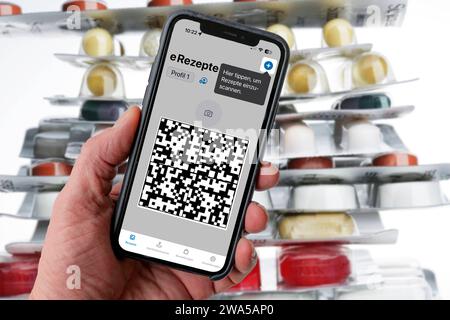 Symbolbild E-Rezept, vom Arzt ausgestelltes Rezept, mit QR-Code, wird per Handy und einer speziellen APP gescnt, in der Apotheke zeigt man Dann Code und damit kann man dort das Rezept, das auf einem IT-Server liegt, abrufen, E-Rezept est scanné par téléphone portable et une APPLICATION spéciale, dans la pharmacie, vous affichez ensuite le code et avec lui, vous pouvez récupérer l'ordonnance là-bas, qui est stockée sur un serveur INFORMATIQUE, E prescription Banque D'Images