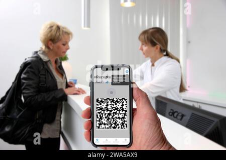 Symbolbild E-Rezept, vom Arzt ausgestelltes Rezept, mit QR-Code, wird per Handy und einer speziellen APP gescnt, in der Apotheke zeigt man Dann Code und damit kann man dort das Rezept, das auf einem IT-Server liegt, abrufen, E-Rezept est scanné par téléphone portable et une APPLICATION spéciale, dans la pharmacie, vous affichez ensuite le code et avec lui, vous pouvez récupérer l'ordonnance là-bas, qui est stockée sur un serveur INFORMATIQUE, E prescription Banque D'Images