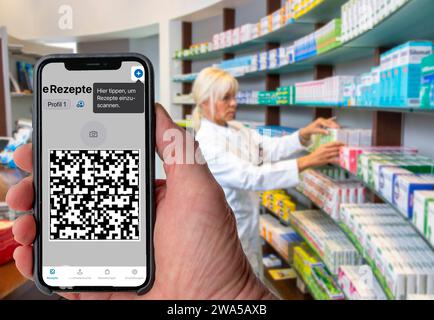 Symbolbild E-Rezept, vom Arzt ausgestelltes Rezept, mit QR-Code, wird per Handy und einer speziellen APP gescnt, in der Apotheke zeigt man Dann Code und damit kann man dort das Rezept, das auf einem IT-Server liegt, abrufen, E-Rezept est scanné par téléphone portable et une APPLICATION spéciale, dans la pharmacie, vous affichez ensuite le code et avec lui, vous pouvez récupérer l'ordonnance là-bas, qui est stockée sur un serveur INFORMATIQUE, E prescription Banque D'Images