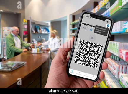 Symbolbild E-Rezept, vom Arzt ausgestelltes Rezept, mit QR-Code, wird per Handy und einer speziellen APP gescnt, in der Apotheke zeigt man Dann Code und damit kann man dort das Rezept, das auf einem IT-Server liegt, abrufen, E-Rezept est scanné par téléphone portable et une APPLICATION spéciale, dans la pharmacie, vous affichez ensuite le code et avec lui, vous pouvez récupérer l'ordonnance là-bas, qui est stockée sur un serveur INFORMATIQUE, E prescription Banque D'Images