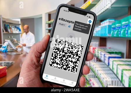 Symbolbild E-Rezept, vom Arzt ausgestelltes Rezept, mit QR-Code, wird per Handy und einer speziellen APP gescnt, in der Apotheke zeigt man Dann Code und damit kann man dort das Rezept, das auf einem IT-Server liegt, abrufen, E-Rezept est scanné par téléphone portable et une APPLICATION spéciale, dans la pharmacie, vous affichez ensuite le code et avec lui, vous pouvez récupérer l'ordonnance là-bas, qui est stockée sur un serveur INFORMATIQUE, E prescription Banque D'Images