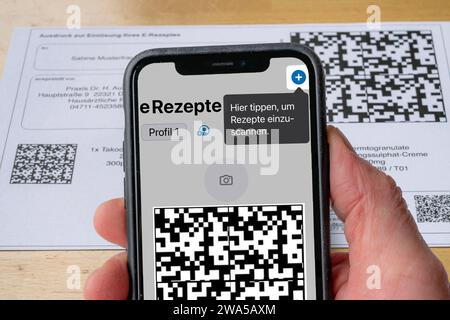 Symbolbild E-Rezept, vom Arzt ausgestelltes Rezept, mit QR-Code, wird per Handy und einer speziellen APP gescnt, in der Apotheke zeigt man Dann Code und damit kann man dort das Rezept, das auf einem IT-Server liegt, abrufen, in Verbindung skeigt e prescription, image, e-heept prescription délivrée par le médecin, avec code QR, est scanné par téléphone portable et une APPLICATION spéciale, dans la pharmacie, vous affichez ensuite le code et avec lui, vous pouvez récupérer l'ordonnance là, qui est stockée sur un serveur INFORMATIQUE, en relation avec la carte de santé, E prescription Banque D'Images