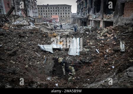 Un cratère causé par une attaque de roquettes sur la ville, plusieurs missiles S-300 et Kinžál ont atterri dans le centre de Kharkiv tôt le matin, les explosions ont détruit des bâtiments résidentiels et des lotissements, photo 02.01.2024 Banque D'Images