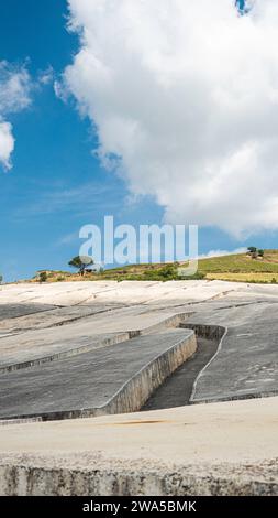 Gibellina 2023. Vue partielle, de l'intérieur, du Cretto, ou croack, de Burri. Structure construite après le tremblement de terre de 1968. Août 2023 Sicile, Italie Banque D'Images