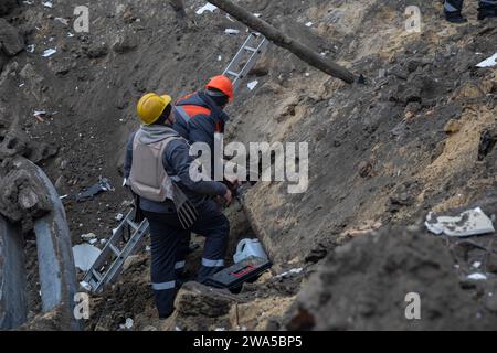 Un cratère provoqué par une attaque de roquettes sur la ville, plusieurs missiles S-300 et Kinzal ont atterri dans le centre de Kharkiv tôt le matin, les explosions Banque D'Images