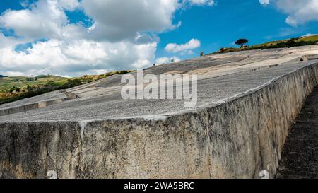 Gibellina 2023. Vue partielle, de l'intérieur, du Cretto, ou croack, de Burri. Structure construite après le tremblement de terre de 1968. Août 2023 Sicile, Italie Banque D'Images