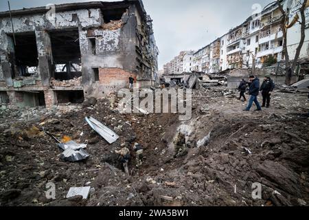 Un cratère causé par une attaque de roquettes sur la ville, plusieurs missiles S-300 et Kinžál ont atterri dans le centre de Kharkiv tôt le matin, les explosions ont détruit des bâtiments résidentiels et des lotissements, photo 02.01.2024 Banque D'Images