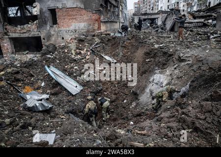 Un cratère provoqué par une attaque de roquettes sur la ville, plusieurs missiles S-300 et Kinzal ont atterri dans le centre de Kharkiv tôt le matin, les explosions Banque D'Images