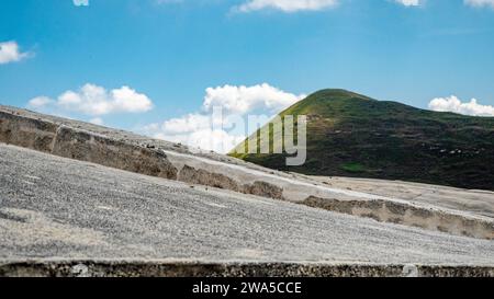 Gibellina 2023. Vue partielle, de l'intérieur, du Cretto, ou croack, de Burri. Structure construite après le tremblement de terre de 1968. Août 2023 Sicile, Italie Banque D'Images