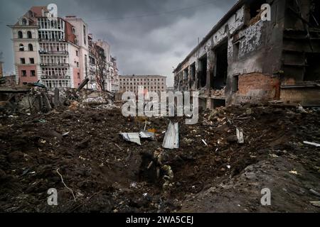 Un cratère provoqué par une attaque de roquettes sur la ville, plusieurs missiles S-300 et Kinzal ont atterri dans le centre de Kharkiv tôt le matin, les explosions Banque D'Images