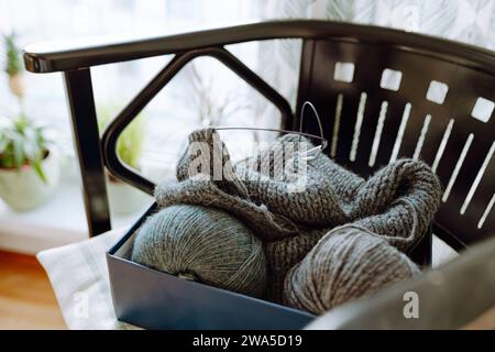 boîte avec tricot sur chaise dans la chambre Banque D'Images