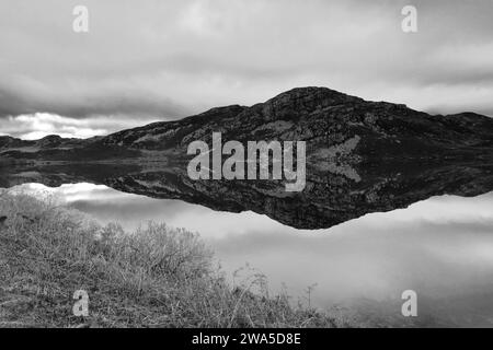 Vue sur le Loch Dubhaird Mor ou le Loch Duart, Highlands écossais, Royaume-Uni Banque D'Images