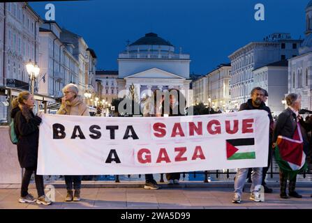 Trieste, Italie. 1 janvier 2024. Des milliers de personnes participent à la marche pour la paix et la Fraternité organisée par le Comité Danilo Dolci et le Centre italo-slovène de Trieste. Crédit : M.Bariona/Alamy Live News Banque D'Images