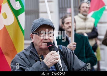 Trieste, Italie. 1 janvier 2024. Luciano Ferluga, activiste de la non-violence, prend la parole lors de la marche pour la paix et la Fraternité organisée par le Comité Danilo Dolci et le centre italo-slovène de Trieste. Crédit : M.Bariona/Alamy Live News Banque D'Images