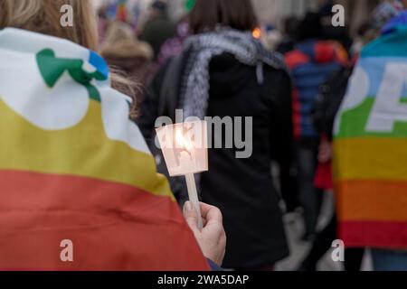 Trieste, Italie. 1 janvier 2024. Des milliers de personnes participent à la marche pour la paix et la Fraternité organisée par le Comité Danilo Dolci et le Centre italo-slovène de Trieste. Crédit : M.Bariona/Alamy Live News Banque D'Images