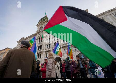 Trieste, Italie. 1 janvier 2024. Des milliers de personnes participent à la marche pour la paix et la Fraternité organisée par le Comité Danilo Dolci et le Centre italo-slovène de Trieste. Crédit : M.Bariona/Alamy Live News Banque D'Images