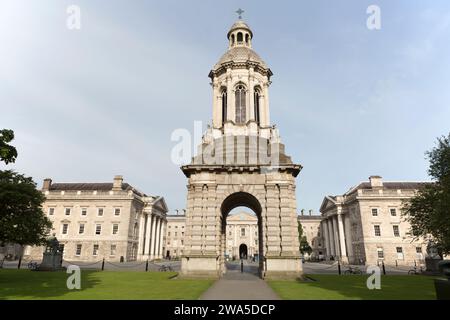 Irlande, Dublin, la tour Campanile offerte par Lord Beresford Archevêque d'Armagh à l'intérieur du Trinity College, Université de Dublin. Banque D'Images