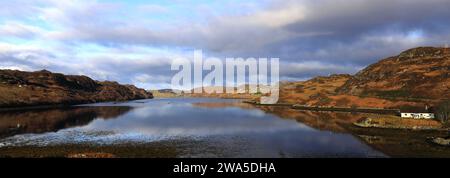 Vue sur le Loch Inchard le loch le plus au nord de la mer, du village de Rhiconich, Sutherland, Nord-Ouest de l'Écosse, Royaume-Uni Banque D'Images