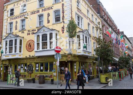 Irlande, Dublin, scène de rue Temple Bar. Banque D'Images