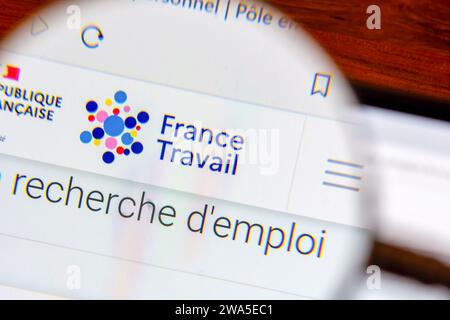 Page du site de France travail avec une loupe. France travail, anciennement Pôle emploi, est l'administration française en charge de l'emploi Banque D'Images