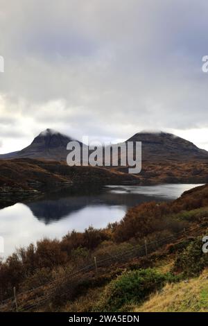 Vue sur le Loch a' Chàirn Bhàin depuis le pont Kylesku, Sutherland, nord-ouest de l'Écosse, Royaume-Uni Banque D'Images