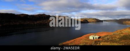 Vue sur le Loch Inchard le loch le plus au nord de la mer, du village de Rhiconich, Sutherland, Nord-Ouest de l'Écosse, Royaume-Uni Banque D'Images