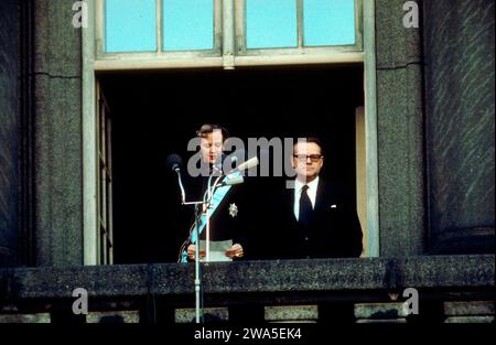 Dossier - la princesse Margrethe est proclamée reine sur le balcon du château de Christinsborg avec le Premier ministre Jens Otto Krag à ses côtés, à Copenhague, Danemark, le 15 février 1972. La reine Denmarks Margrethe a annoncé dans son discours du nouvel an qu'elle abdique le 14 janvier 2024. Le prince héritier Frederik prendra sa place et deviendra le roi Frederik le 10e du Danemark. Banque D'Images